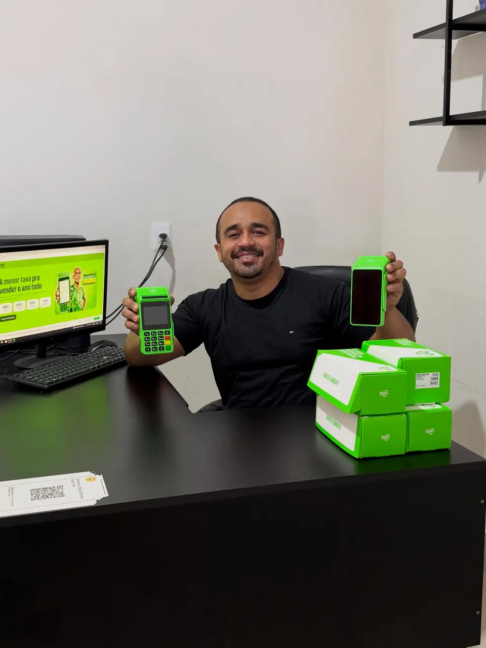 Bruno apresenta duas maquininhas Ton ao lado de caixas dos equipamentos