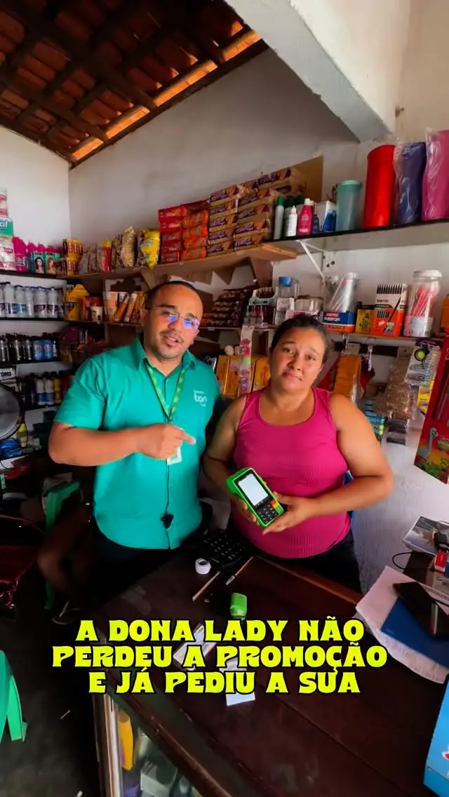 Bruno apresenta uma maquininha Ton a uma comerciante