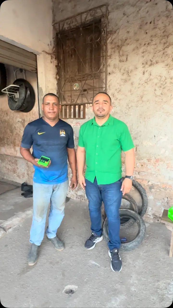 Bruno e um cliente durante atendimento presencial